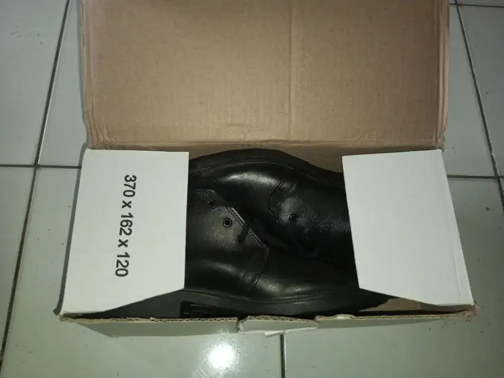 Sepatu PDH ukuran 42 baru