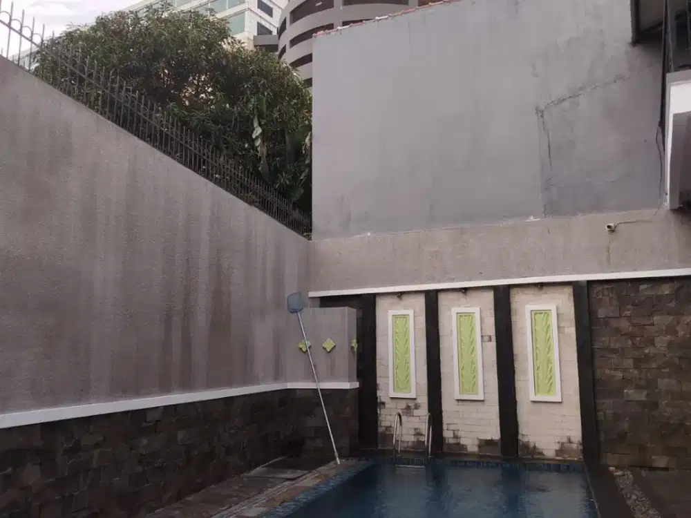 Disewakan Murah Rumah Luas Rapih ada Kolam REnang Cempaka Putih Jakarta Pusat