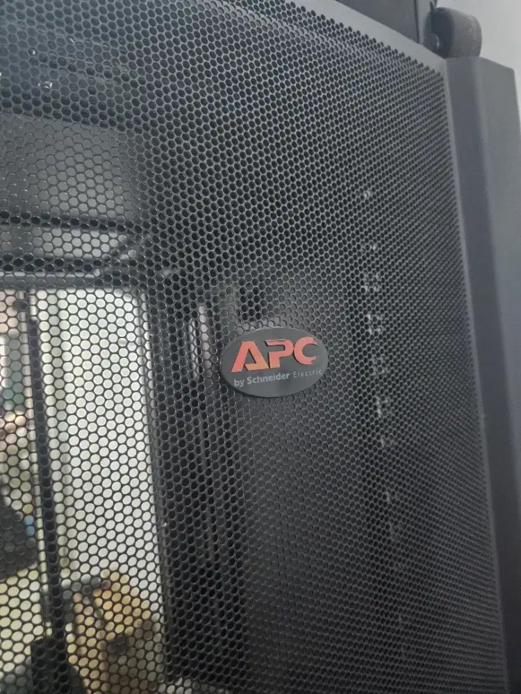 Rak server 42U merek APC