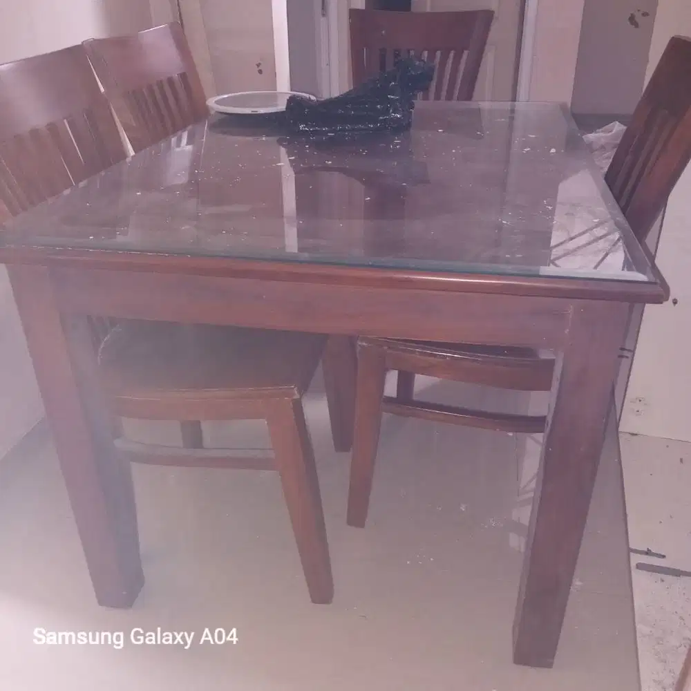 Meja makan kursi 4