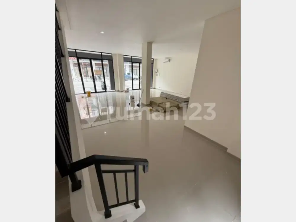 Disewakan Ruko 3 Lantai Siap Huni Elegan Pilates Hampton Avenue