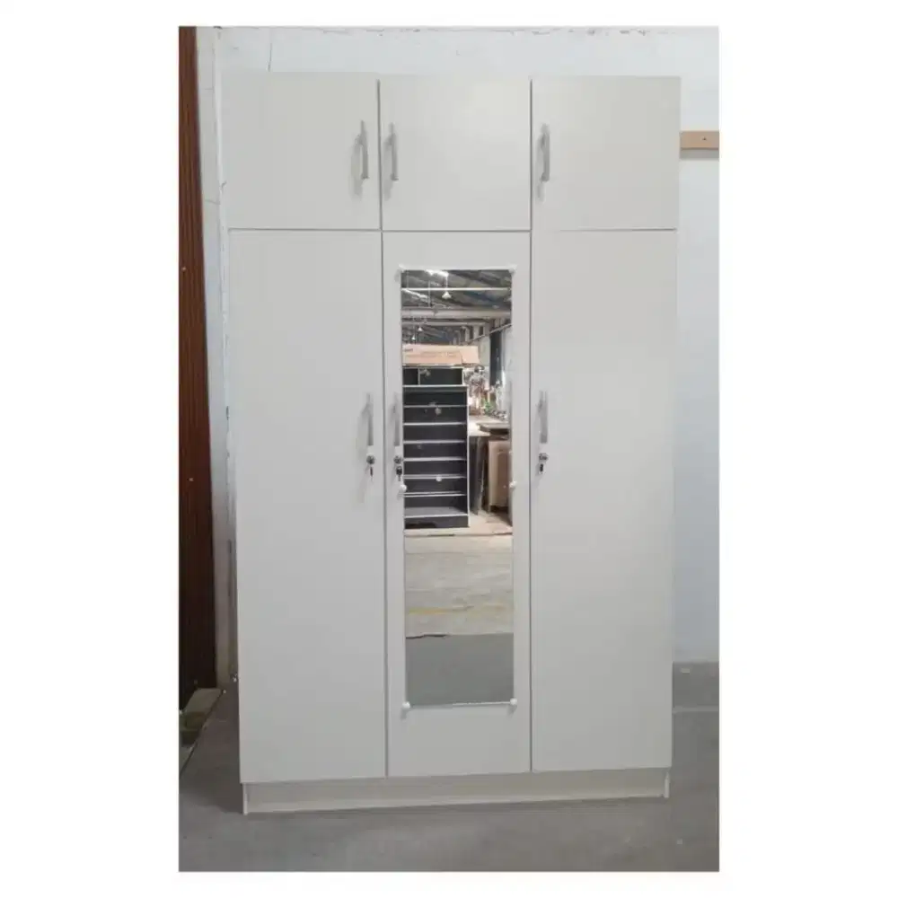 Lemari pakaian 3 pintu spt baru ( pakai sebentar saja )