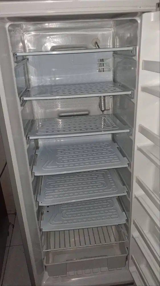 Freezer / Lemari Pendingin Berfungsi Normal Second Murah