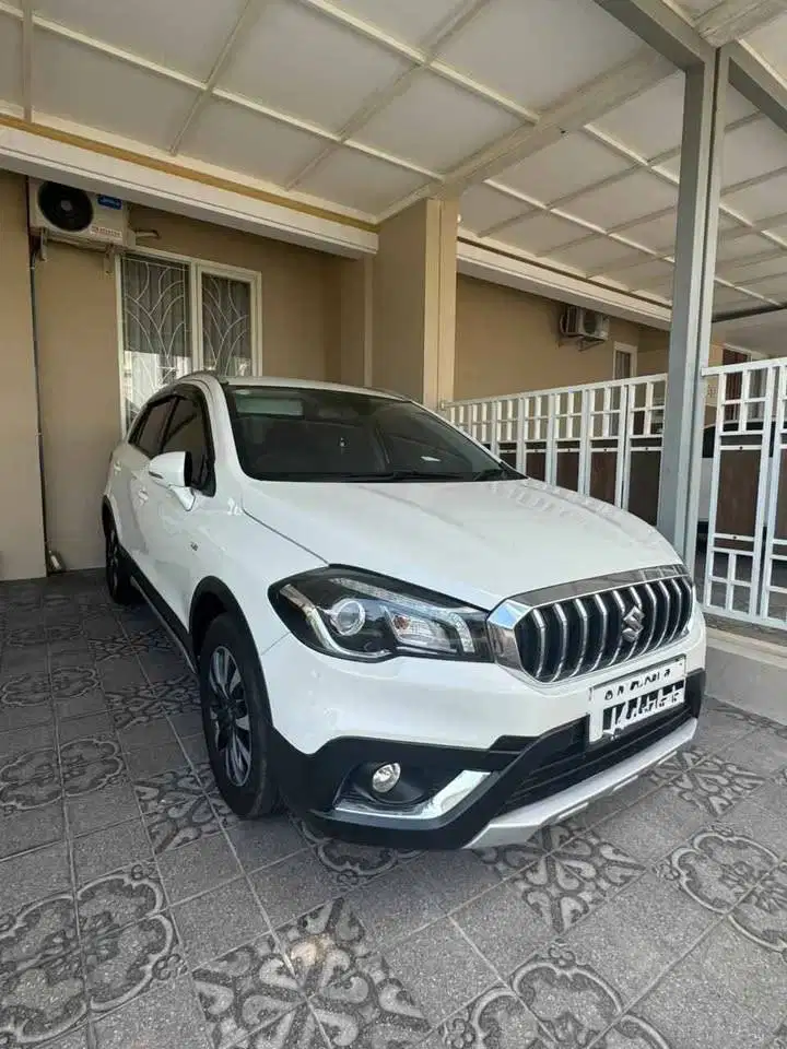 Suzuki SX4 SCross sudah facelift  2019 putih white
