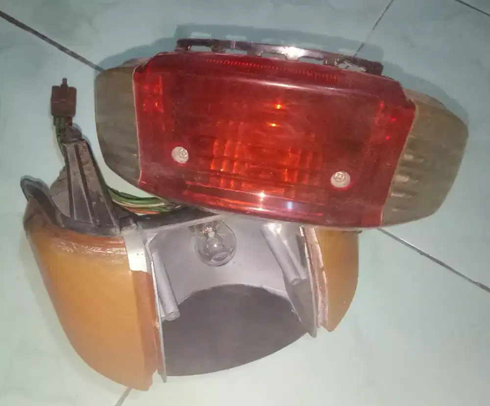 2 LAMPU BELAKANG SUPRA LAMA