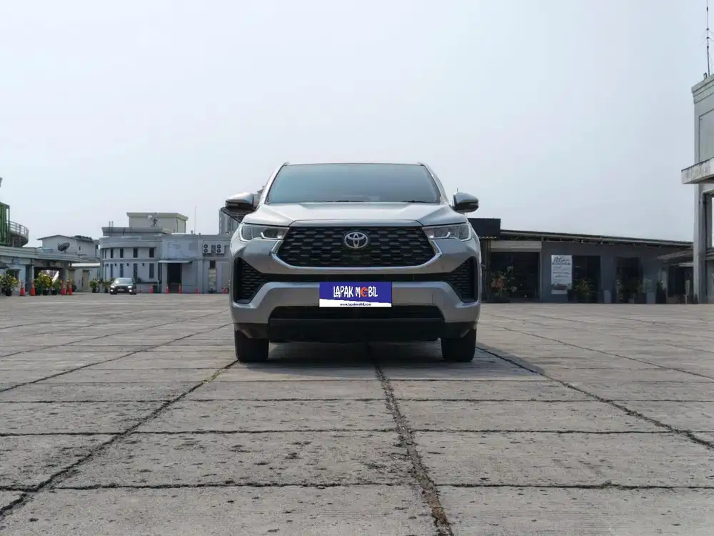 Toyota Innova Zenix 2.0 V CVT 2023 Km 8rb Tangan 1