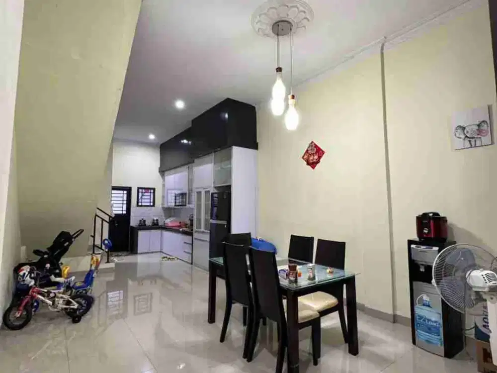 Panjang 28 Meter, 3 Lantai, Semi Furnished, Harga Cuma Rp950 Juta!