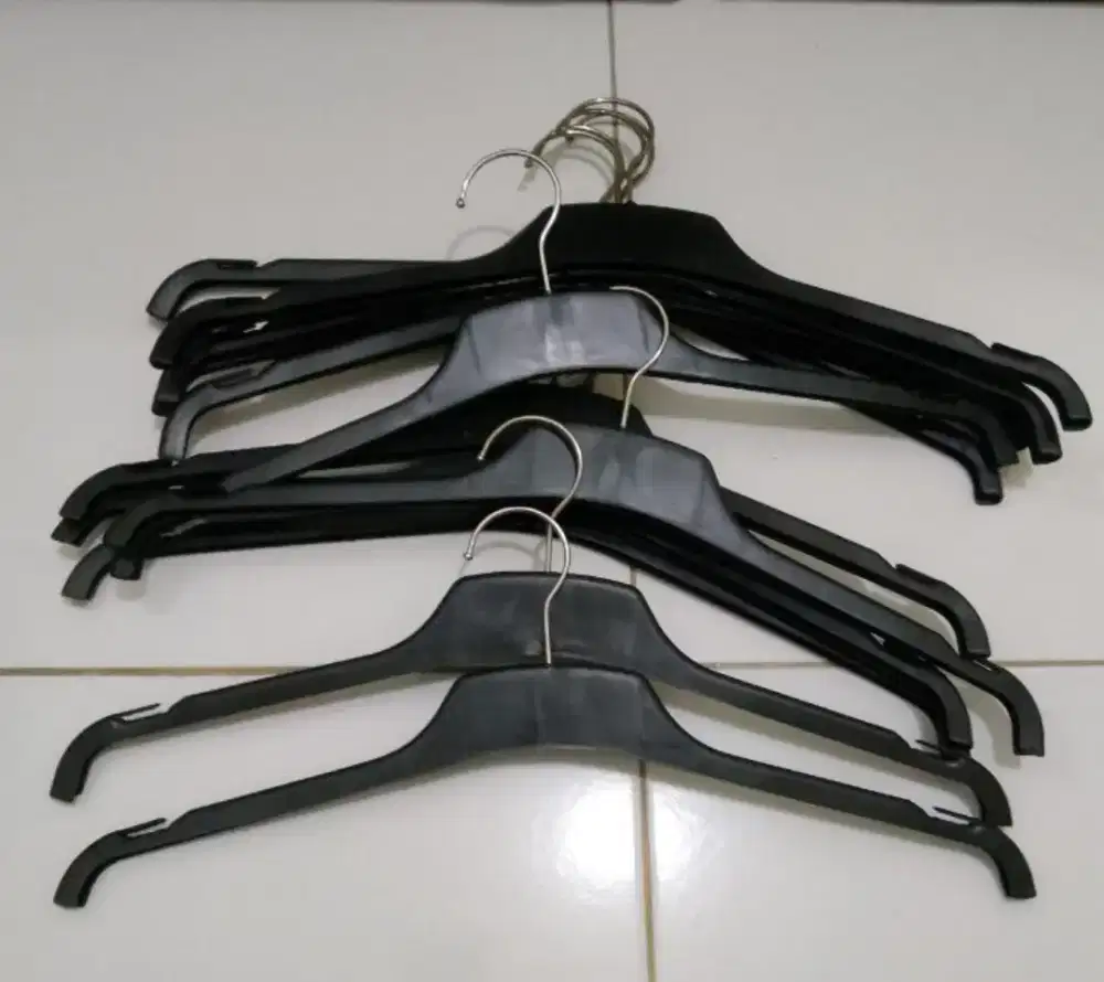 Gantungan Baju Bahan Plastik Second