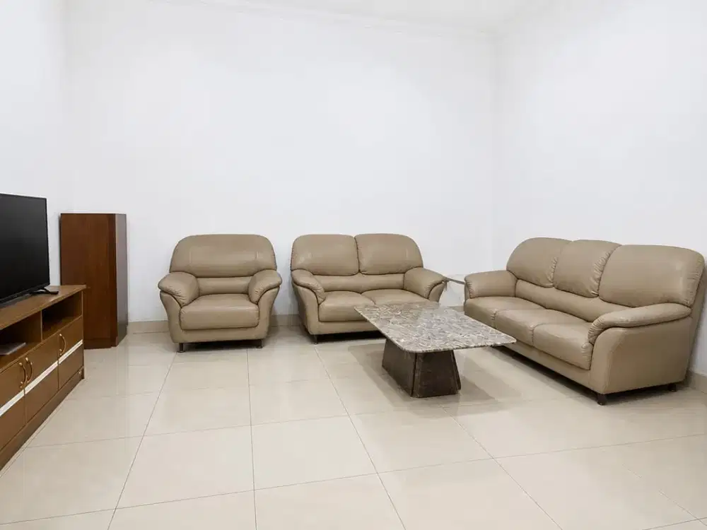 DISEWAKAN RUMAH SEMI FURNISHED KAMAR 10 DI CITRA 2 JAKARTA BARAT