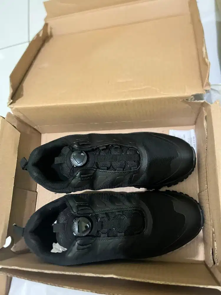 Sepatu kets hitam taktikal
