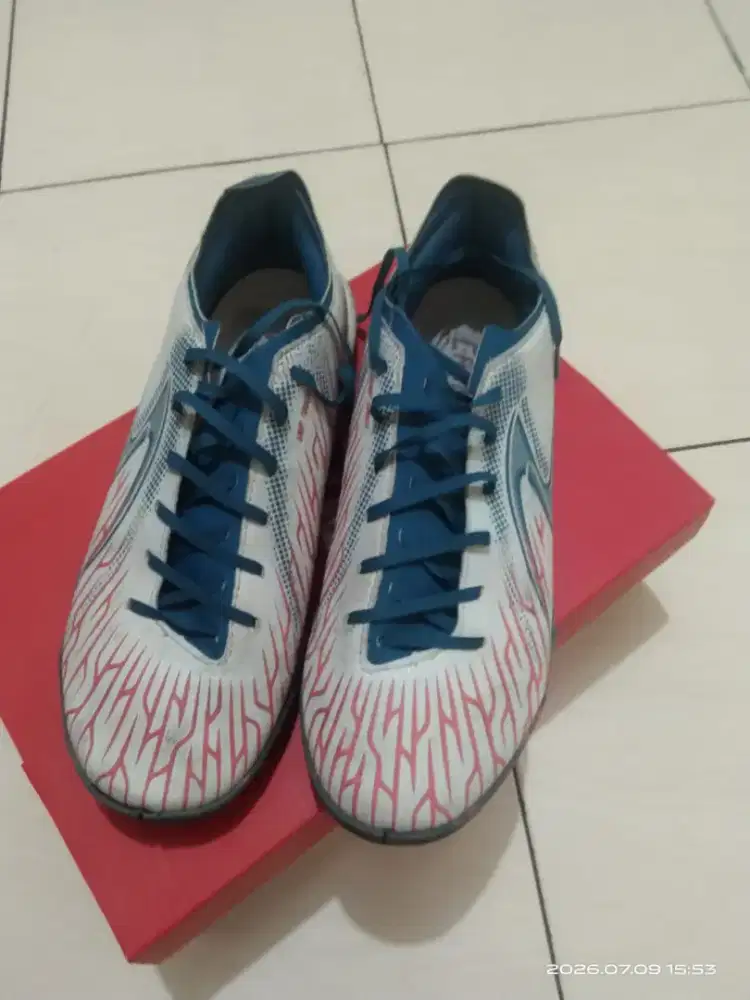 Sepatu bola dan sepatu futsal