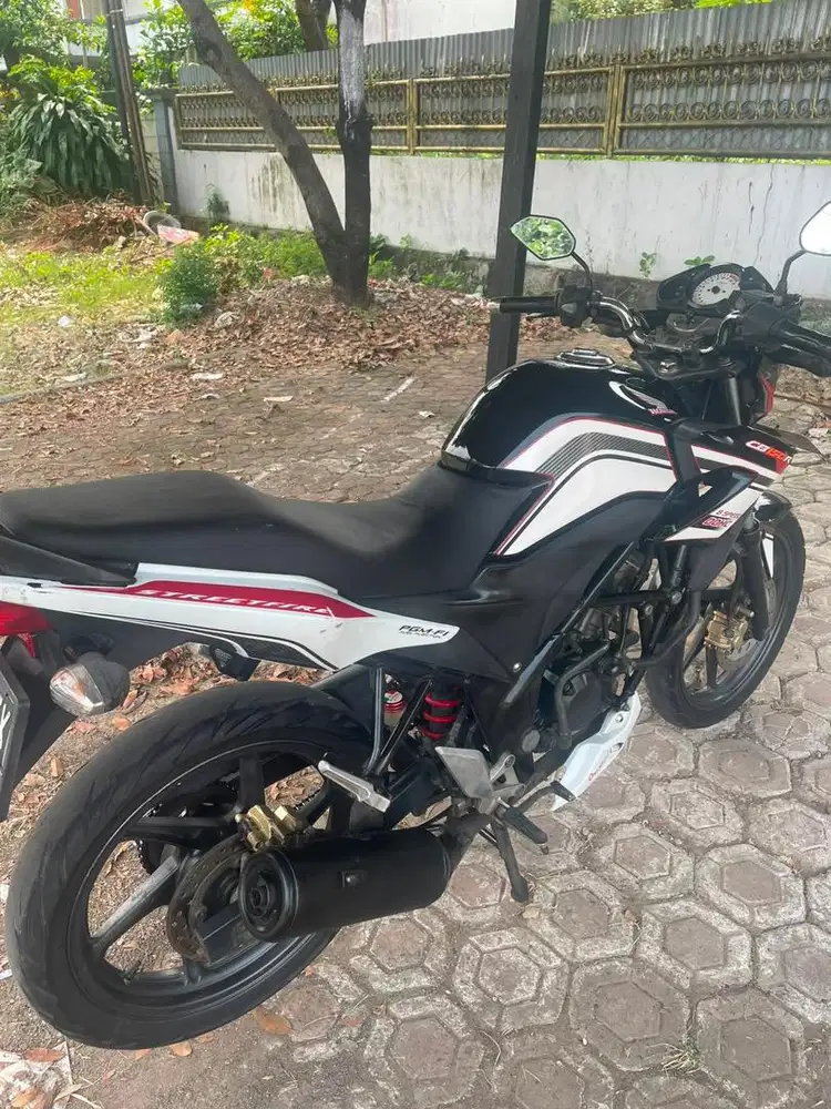 Honda cb150r 2015
