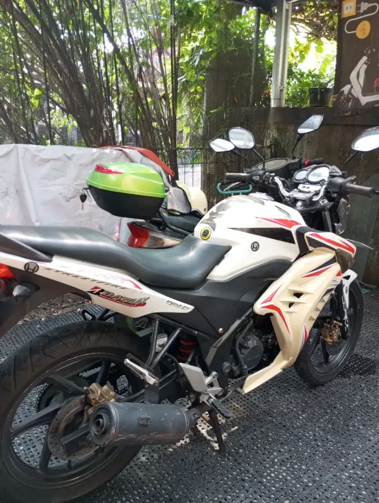 HONDA CB 150R street