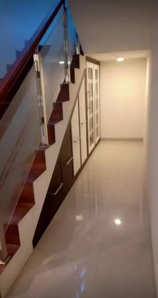 Lemari bawah tangga