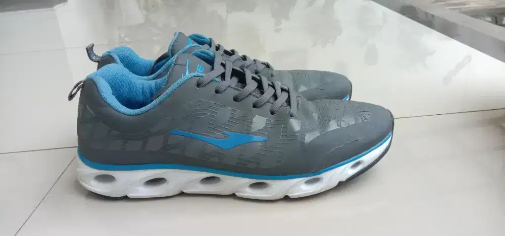 Sepatu Sneakers ERKE Sz 43