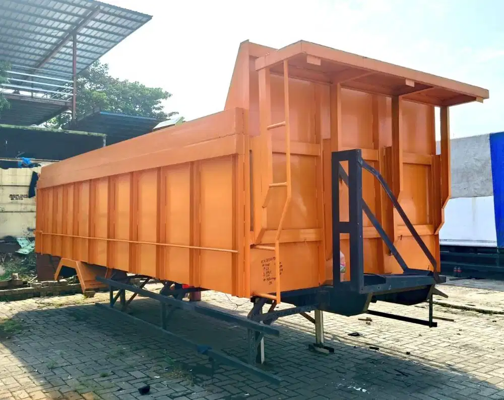 MURAH Dumptruck engkel 4x2 Isuzu Giga UD truck Quester dump truk