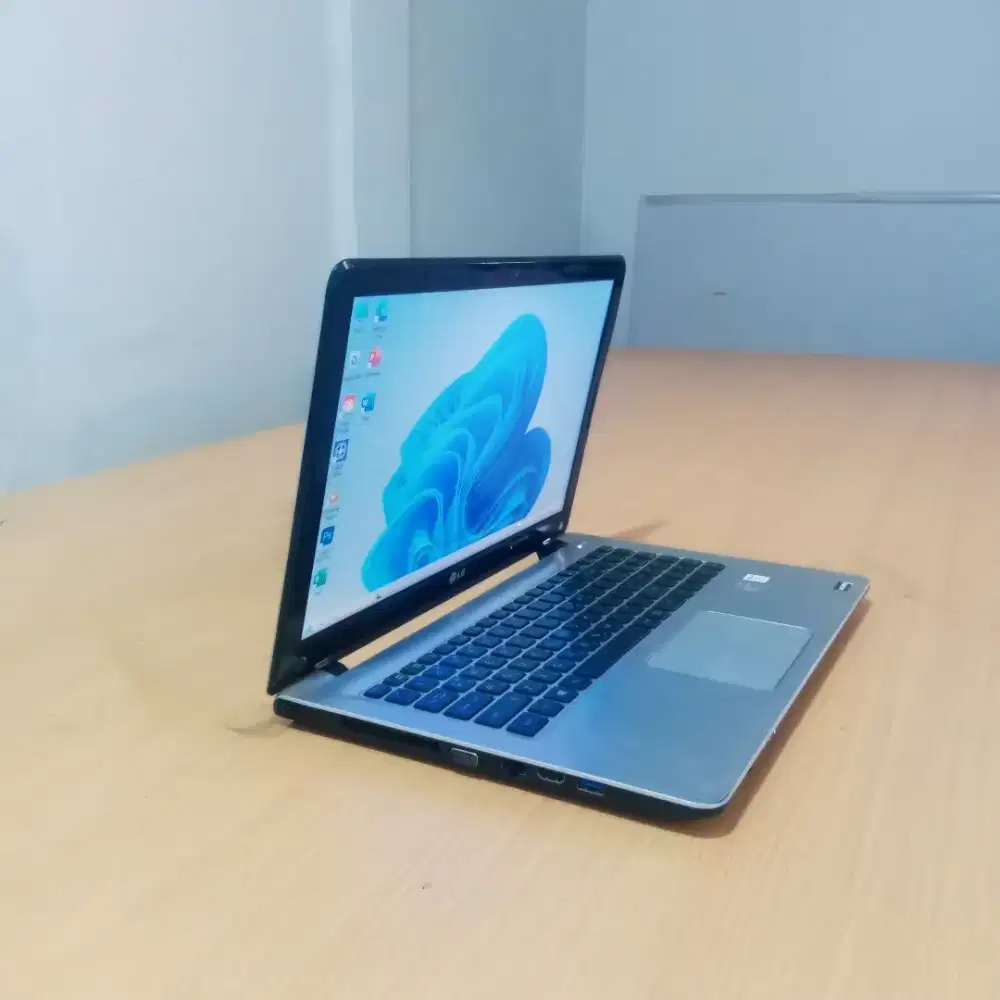 Laptop LG Core i7 Dual VGA 16 Inch