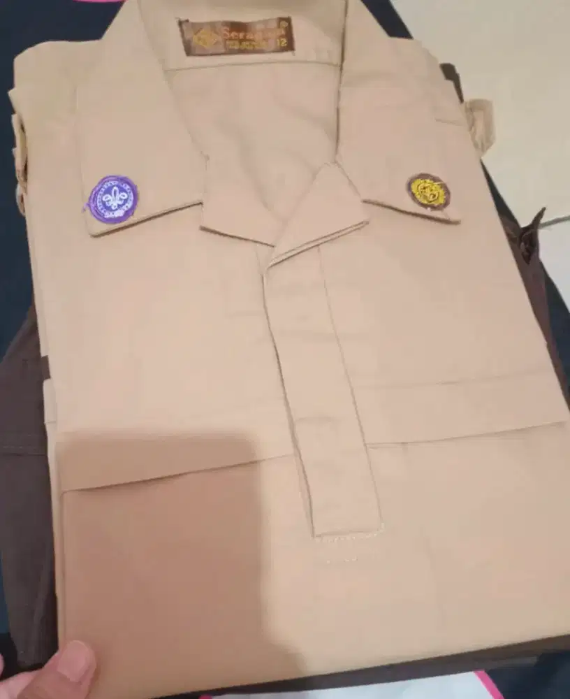 di jual satu set baju panjang pramuka dan celana pramuka