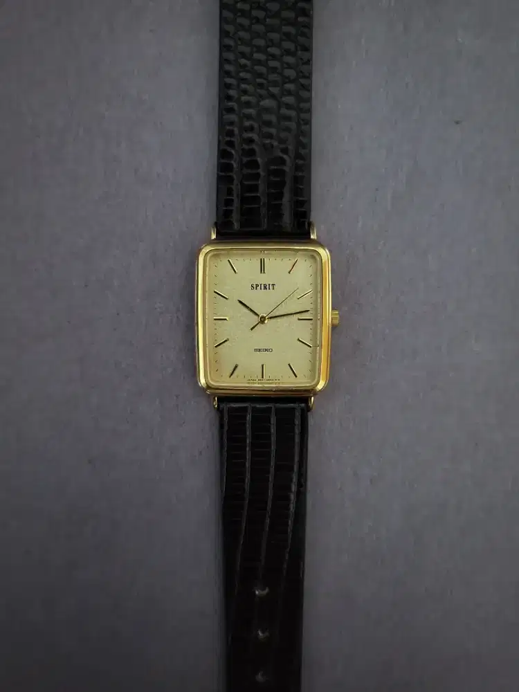 Seiko tank Spirit 5E21-5B50 Gold Dial Quartz Men's Watch