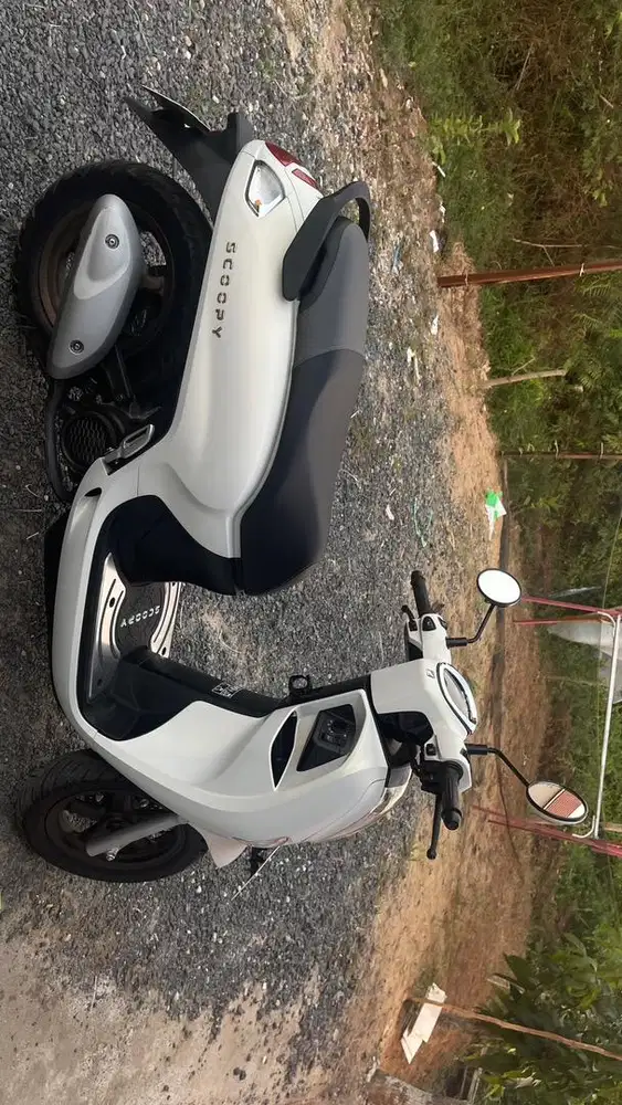 SCOOPY 2025 PRISTAGE PUTIH