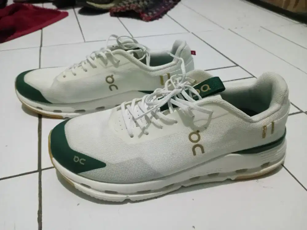Running shoes on cloud nova 2