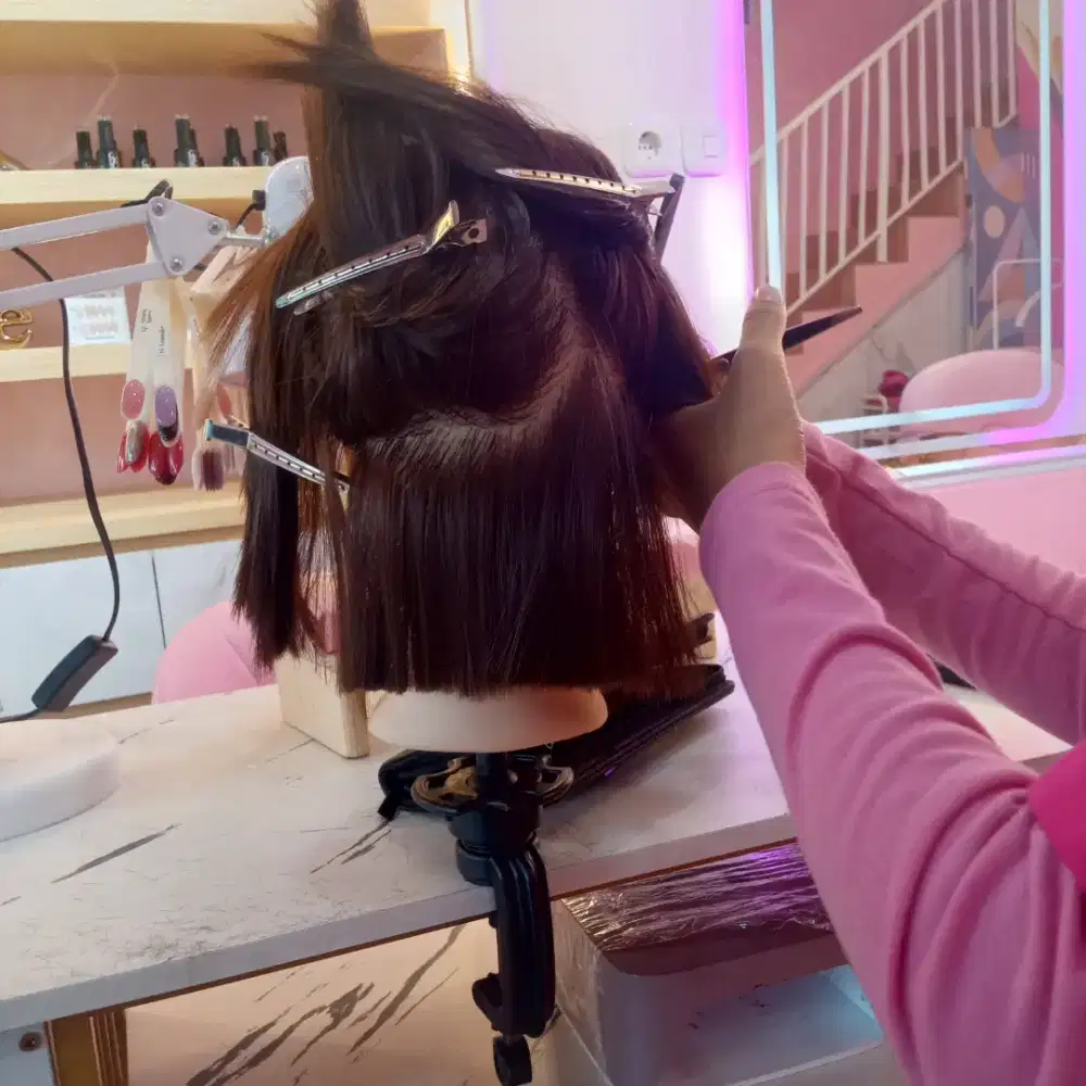 Menerima kursus gunting rambut wanita