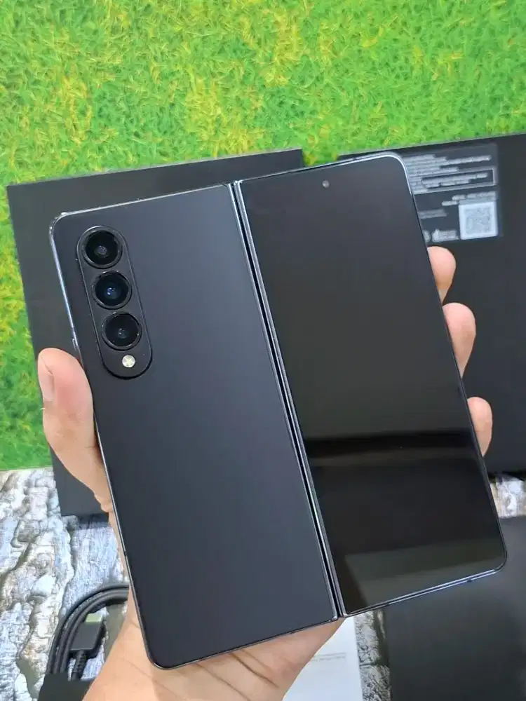 Samsung galaxy Z fold 4 12/256 like new