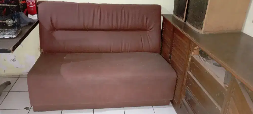 Sofa hitam dan merah bata