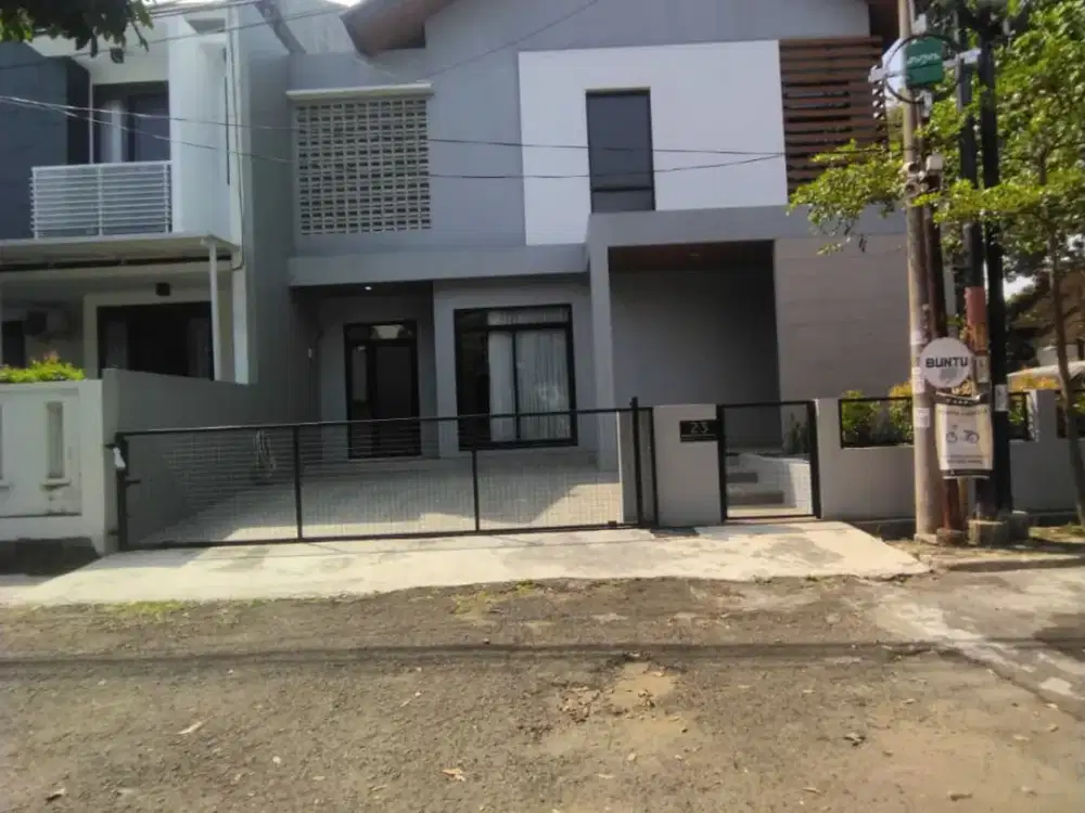MURAH & jARANG ADA*DISEWAKAN RUMAH BARU GAYA MODERN 2 LANTAI POSISI HOOK DI KOMPLEK MARGAHAYU RAYA KOTA BANDUNG