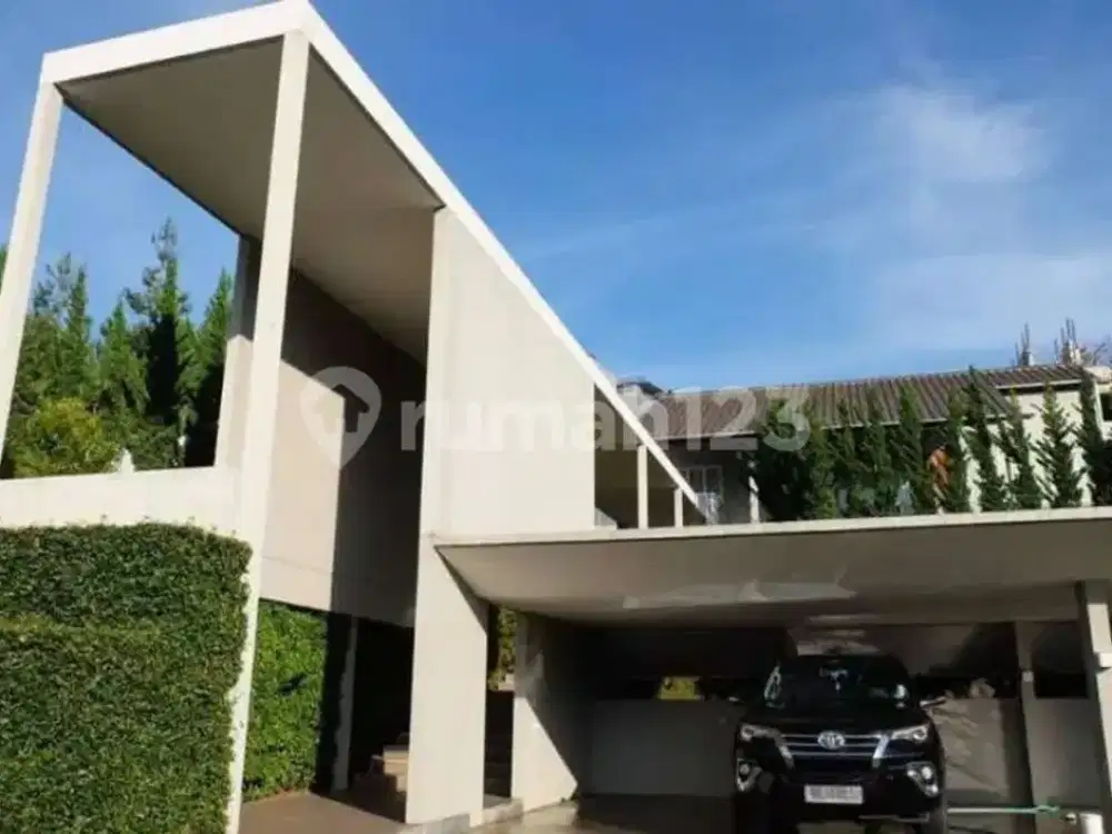 Rumah Mewah Taman Sangat Luas di Area Dago Resort Bandung