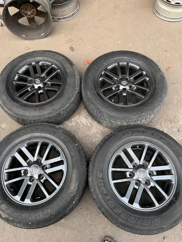 Velg original Toyota Fortuner vnt ring 17 pcd 6x139,7 ban 265/65 R17