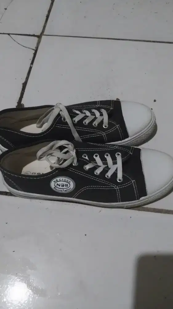 Sepatu Kasual Hitam Putih NOB