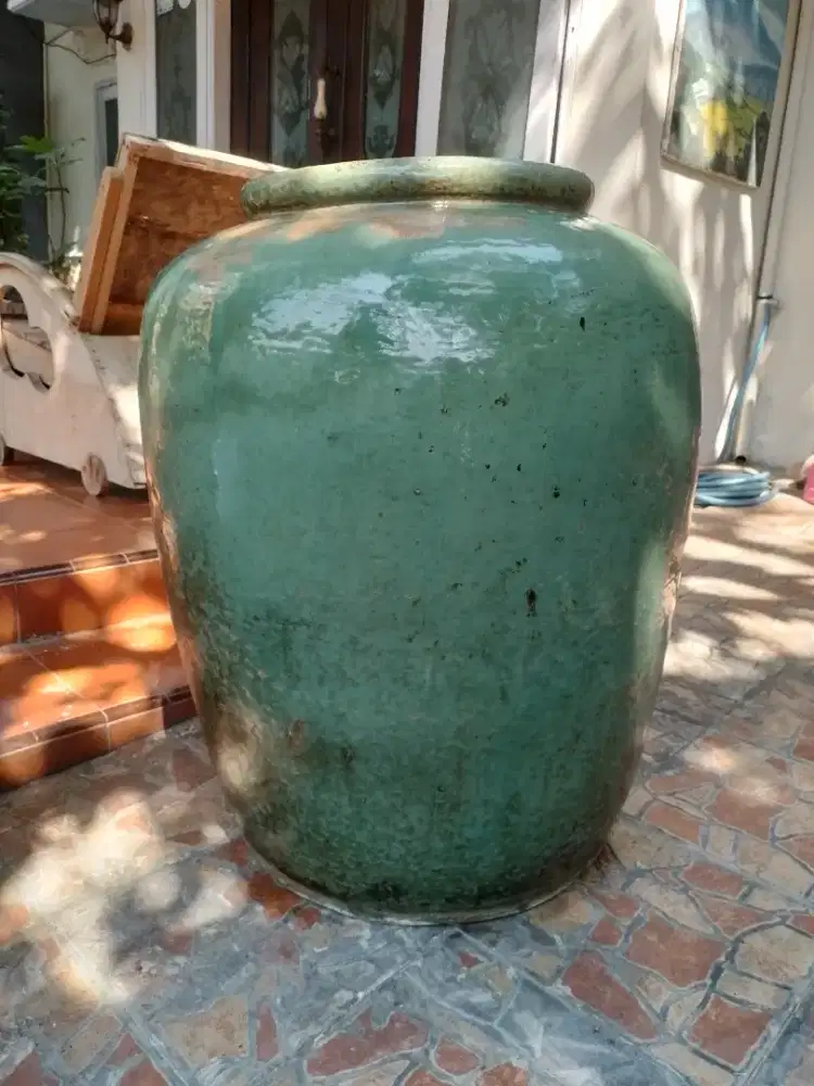Gentong hijau antik