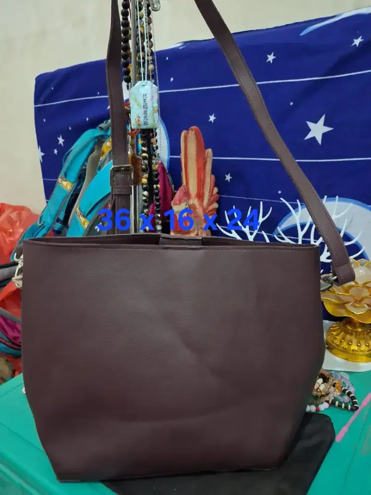 Tas selempang warna
Coklat uk 36 x 16 x 24
Limited edition
Barang tera