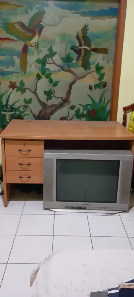 Meja kerja kondisi bagus