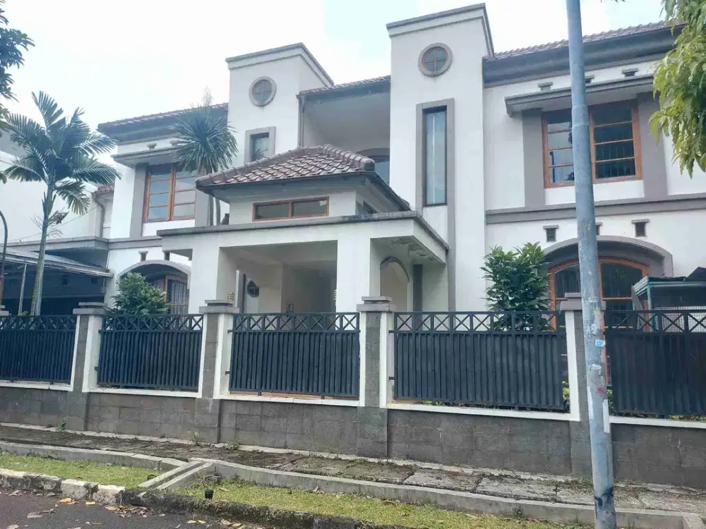Rumah luas posisi di hoek di perumahan Tanjung Barat