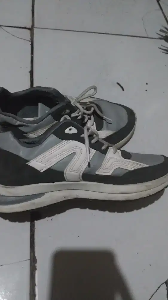 Sepatu Kasual Abu Putih Premiun