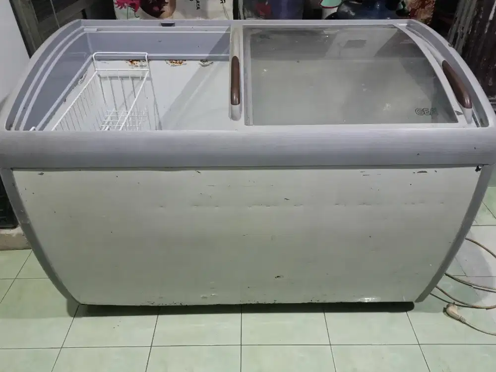Freezer GEA tipe SD-360BY dengan kapasitas 360 liter.