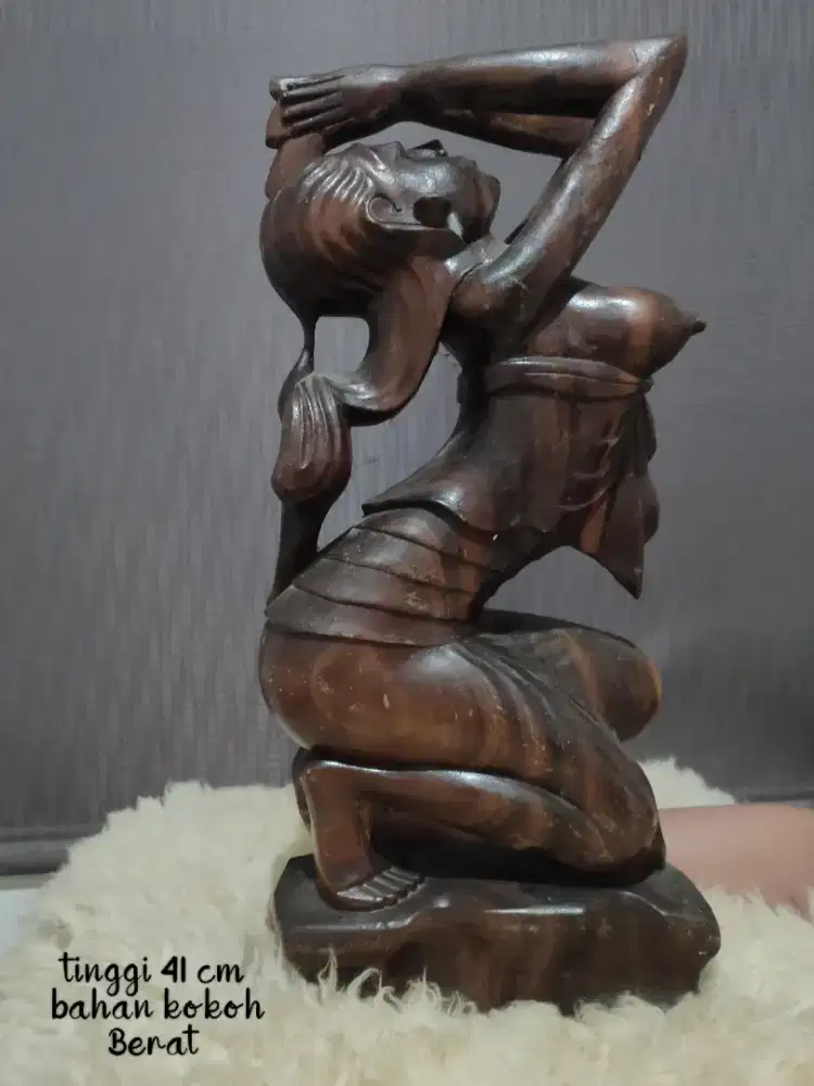 Patung wanita bali
