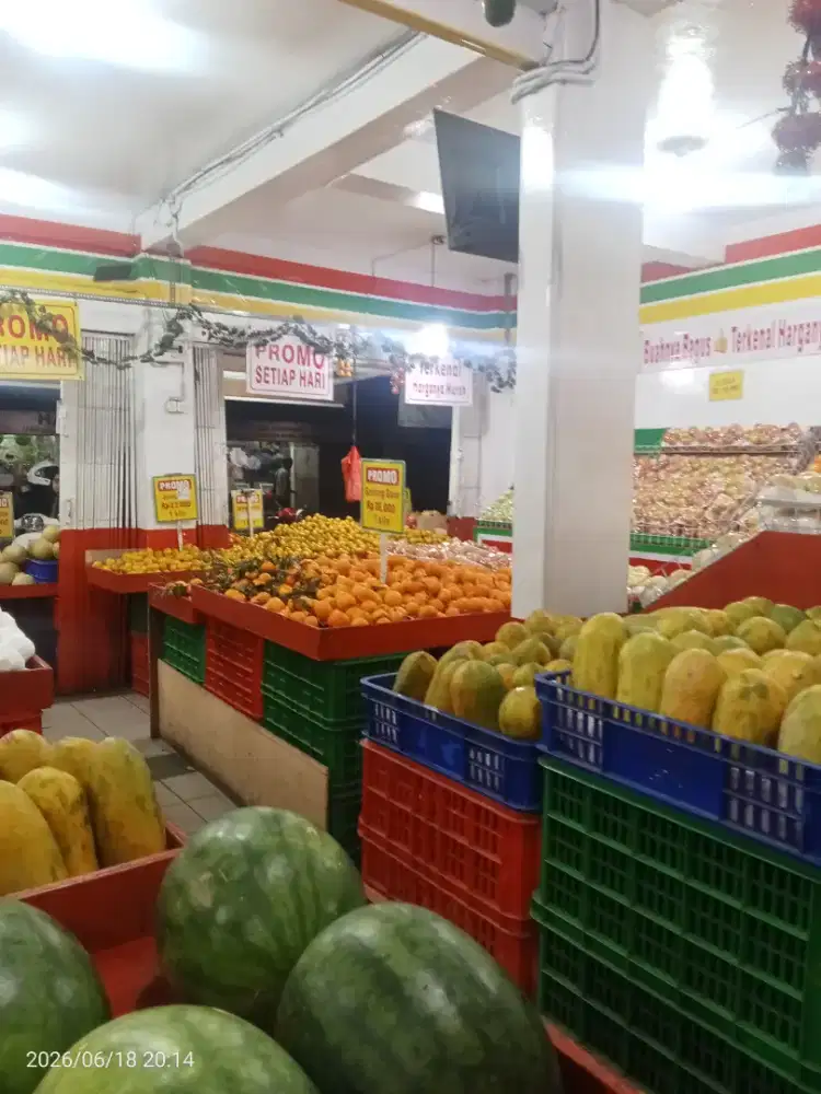 Pramugari toko buah