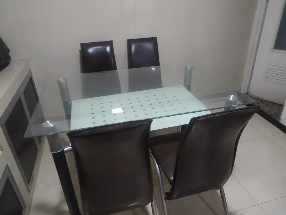 Meja makan kaca