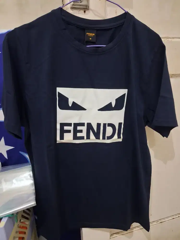 Baju kaos branded
Fdndi warna hitam
Limited edition
Barang terawat
Pem