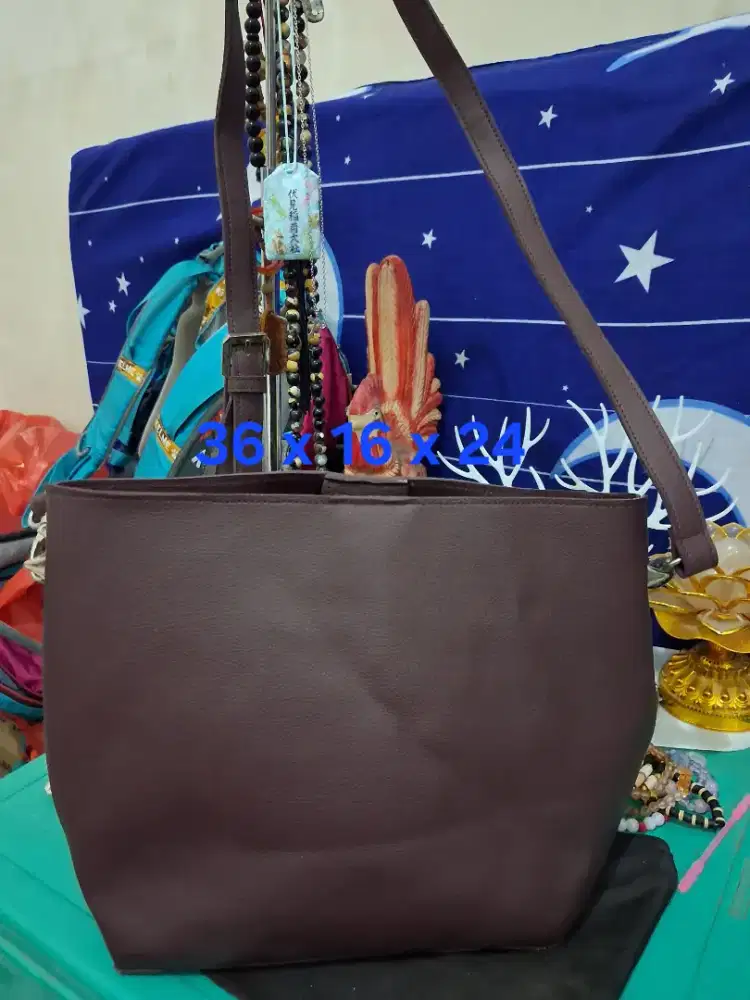 Tas selempang warna
Coklat uk 36 x 16 x 24
Limited edition
Barang tera