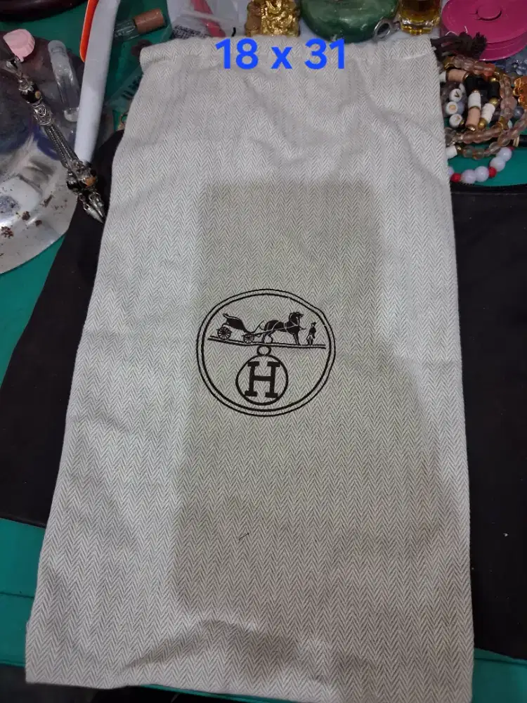 Duat bags branded
Herher hk 18 x 31
Limited edition
Barang terawat
Pem