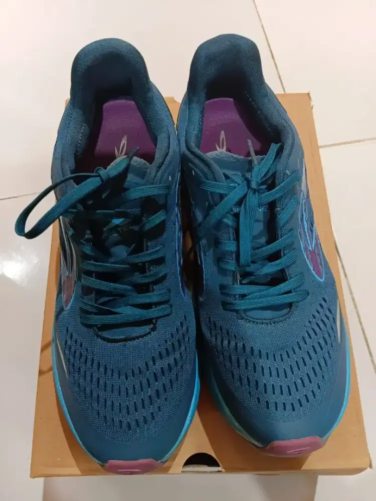 Dijual Sepatu running