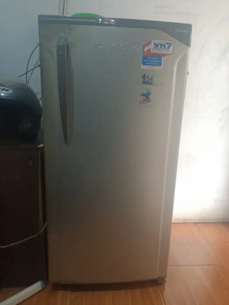 Dijual Kulkas merk Toshiba glacio kondisi masih bagus es beku