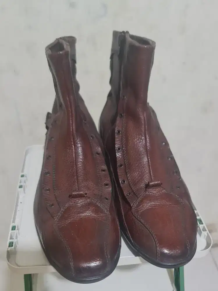 Sepatu Bot merk Tods bekas seperti baru