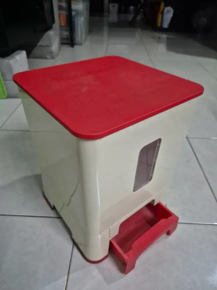 Kotak penyimpan beras