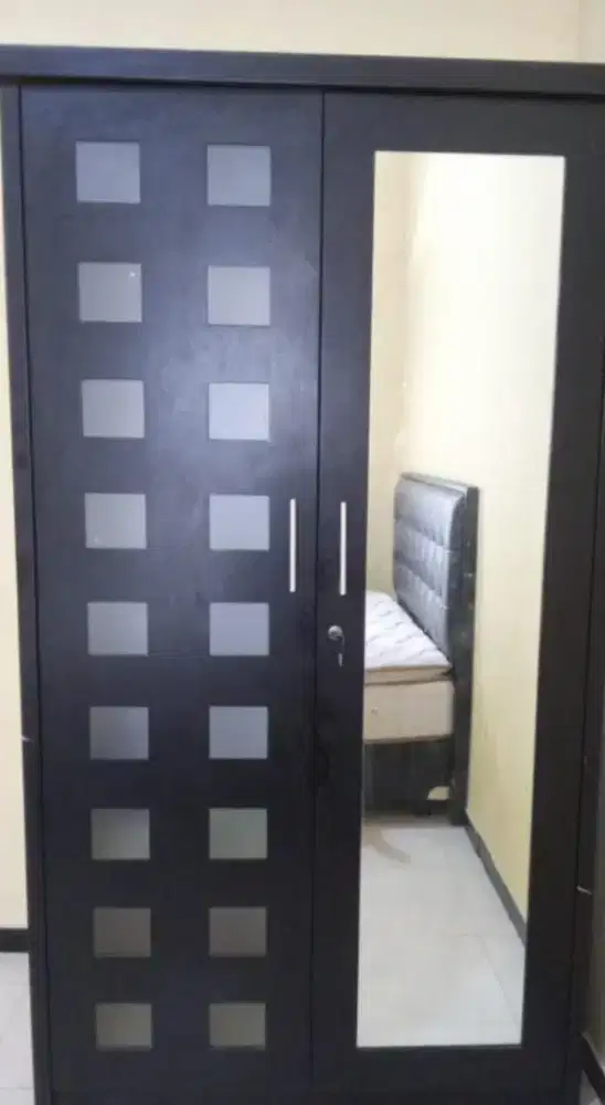 Lemari Pakaian 2 Pintu Tarik dengan Cermin – Warna Hitam