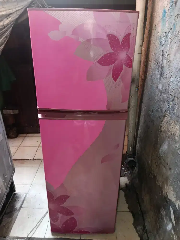Kulkas 2 pintu merek Sharp Jumbo